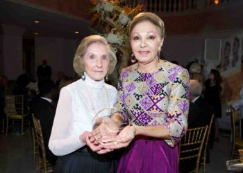 HIM Shahbanou Farah Pahlavi receiving her award from Mrs. Wilhelmina Cole Holladay, Chairman of the Board, the National Museum of Women in the Arts