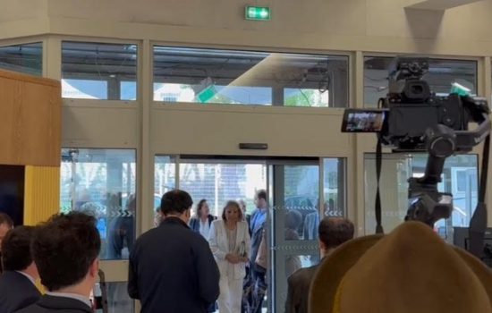 بازدید شهبانو فرح پهلوی از نمایشگاه بنیاد ایشان در پاریس در حضور روزنامه نگاران و عکاسان بین‌المللی